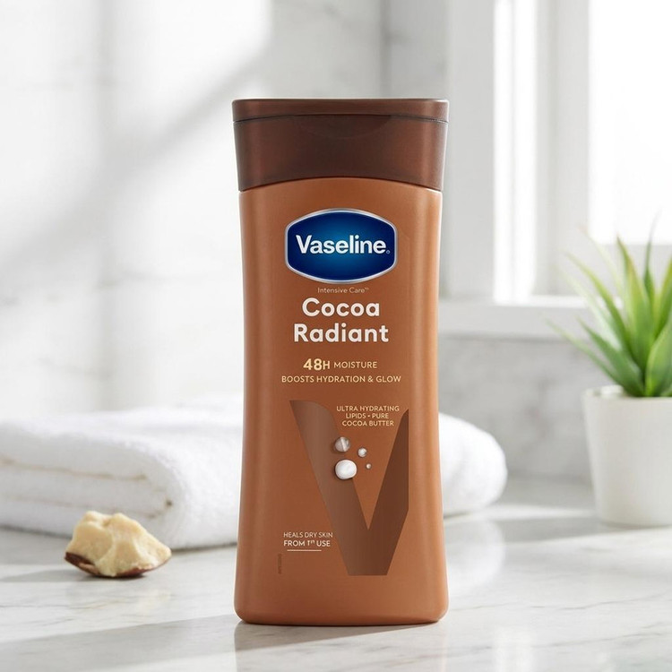 لوسیون بدن وازلین مدل Cocoa Radiant مناسب برای پوست خشک 400 میلی لیتر